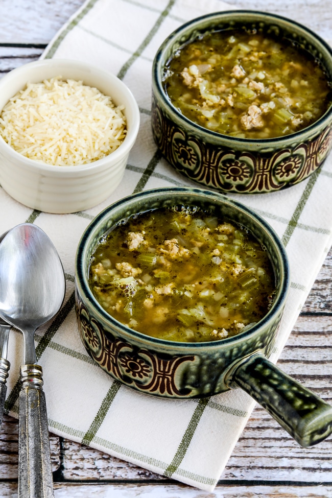 Sopa instantánea de arroz con pavo y sopa terminada con repollo en tazones para servir