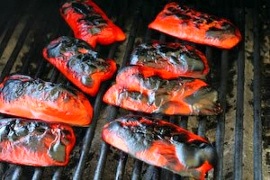 Hur man rostar röd paprika på en grill
