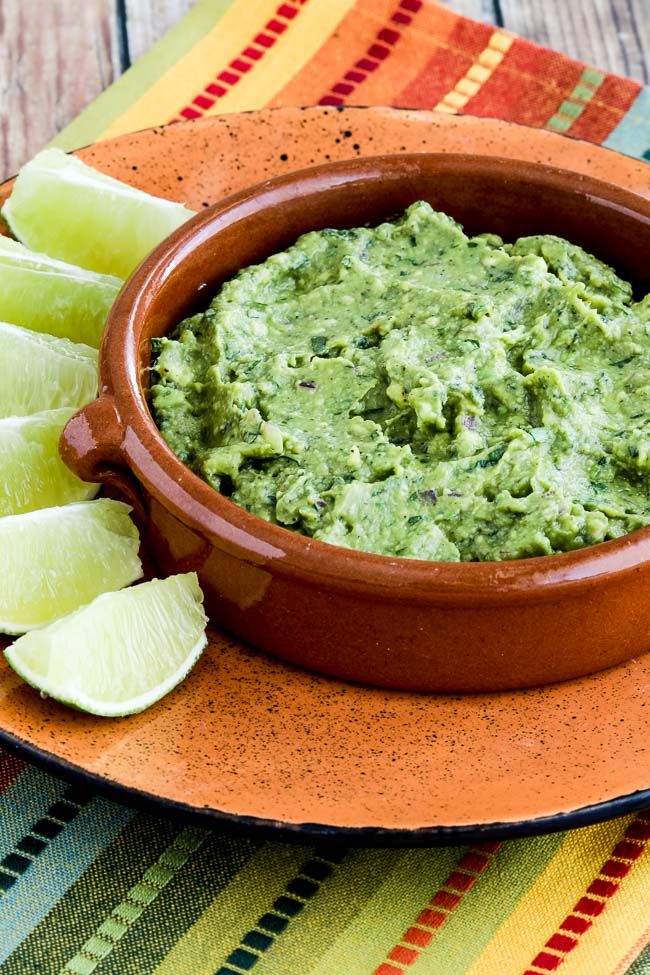 Cilantro-Lovers Perfect Guacamole با پیاز قرمز، لیموترش و شیلی که در KalynsKitchen.com یافت می شود