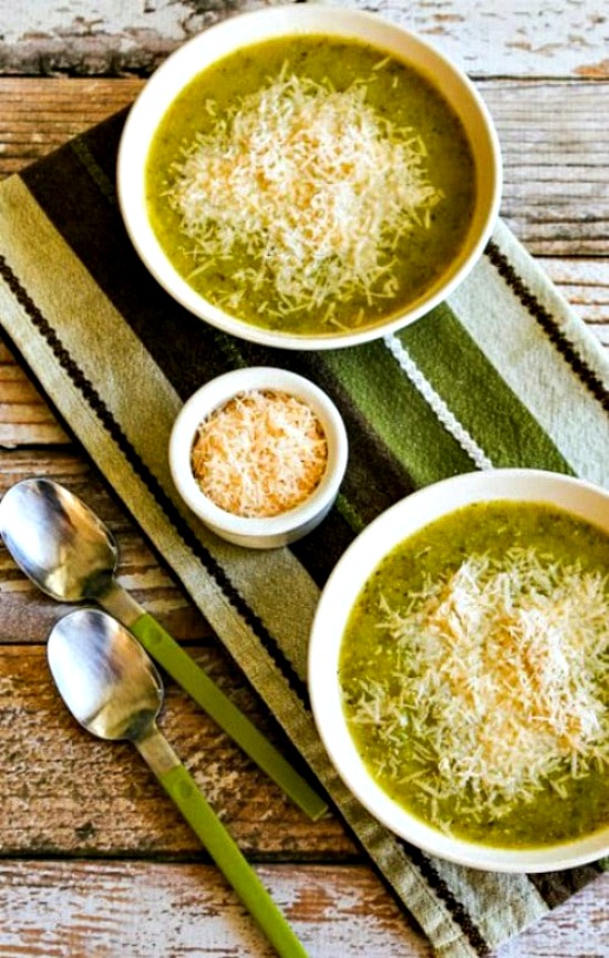 Zuppa di zucchine e zucca gialla con rosmarino e parmigiano (pentola a pressione o piano cottura) trovata su KalynsKitchen.com