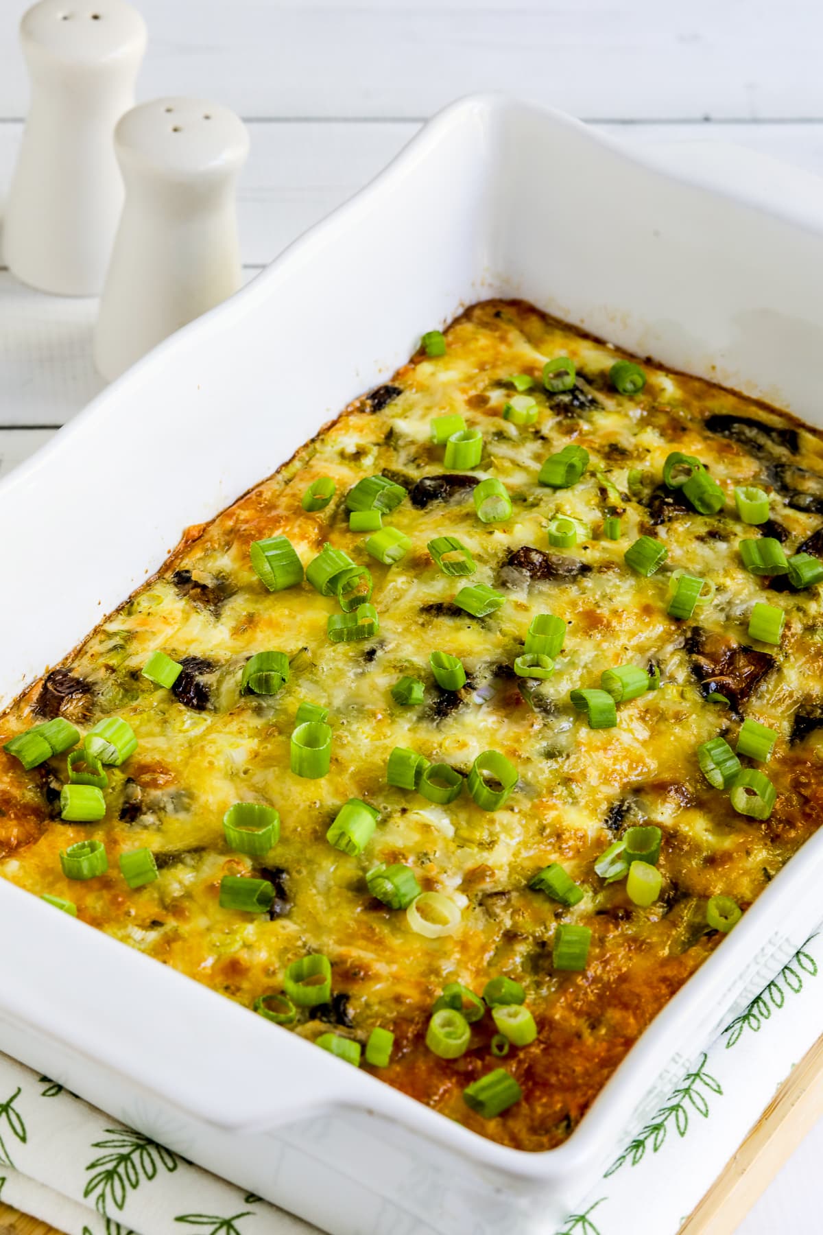 https://kalynskitchen.com/wp-content/uploads/2014/10/1-1200-Cheesy-vegetarian-breakfast-casserole.jpg