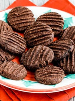 Flourless Sugar-Free Chocolate Shortbread Cookies (Video)